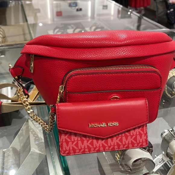 MICHAEL KORS
Maisie Large Pebbled Leather 2-in-1 Sling Pack
Bright Red
NWT - Picture 3 of 16
